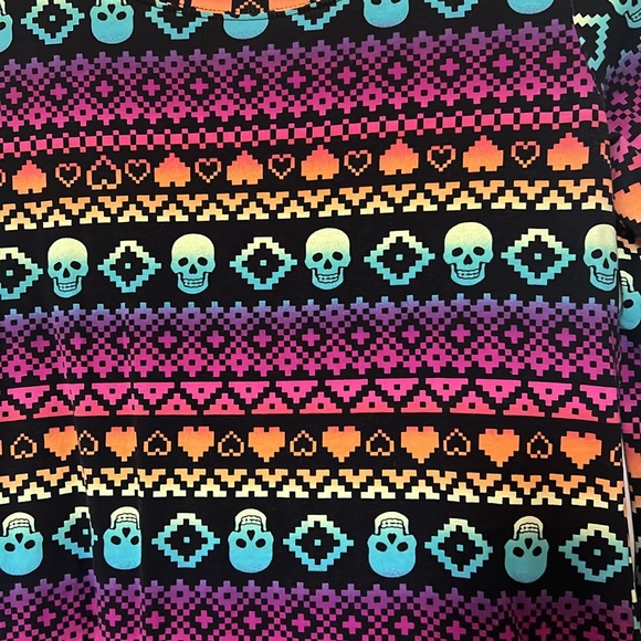 Long sleeve shirt. Black background with multicolor skull and heart detail. - Picture 2 of 4